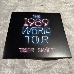 Taylor Swift 1989 World Tour VIP Lithograph Set